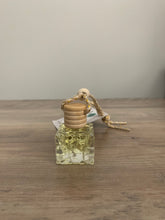 Load image into Gallery viewer, Vanilla Bean Buttercream Car Diffuser
